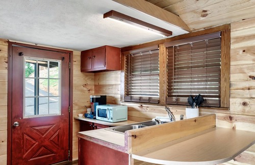 Dandridge Cabin | Cabin at Lakeside - Lake View / Mountain View / Hot Tub / Corn Hole / Fire Pit / WiFi