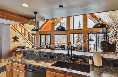 Brian Head Cabin | Cabin Bones: Luxury Mountain Getaway with Stunning Views and Amenities