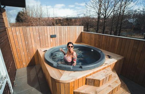 Rangarþing eystra House | Cabin Eyja Mörk w Hot tub & Aurora Igloo