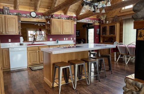 Mauston Cabin | Cabin-n-the Woods.The Finest in Log Cabin Lodging.