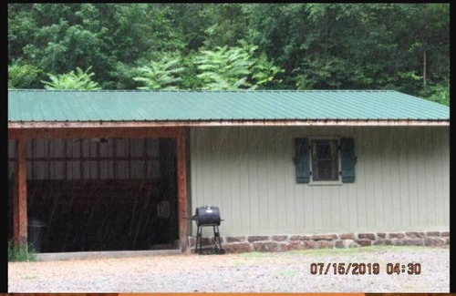 Ozark Cabin | Cabin near OHV/ATV trailheads and the Mulberry River at Cass Arkansas. Save 10% per day when booked 5 days or more.