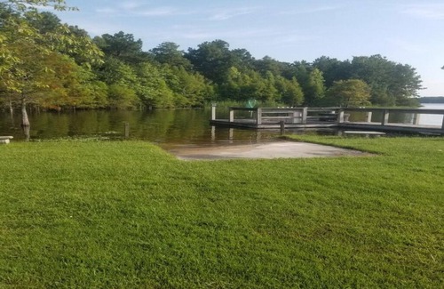 Russellville House | Cabin on Lake Moultrie in Bonneau Beach - private boat ramp & dock