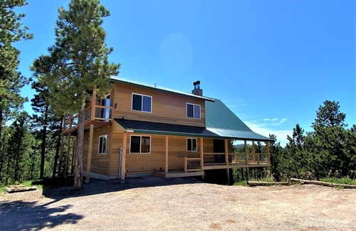 Deadwood Cabin | Cabin on the Ridge-Cozy cabin with game room, hot tub, and views for miles