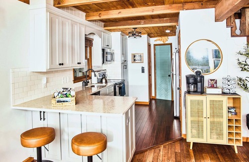 Fleetwood Cabin | Cabin Retreat With Mountain and Water Views! Foosball, Fire Pit, AC