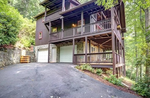 Fleetwood Cabin | Cabin Retreat With Mountain and Water Views! Foosball, Fire Pit, AC
