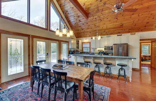 Snowshoe Cabin | Cabin w/Hot Tub and WiFi: 4 Mi to Snowshoe Resort