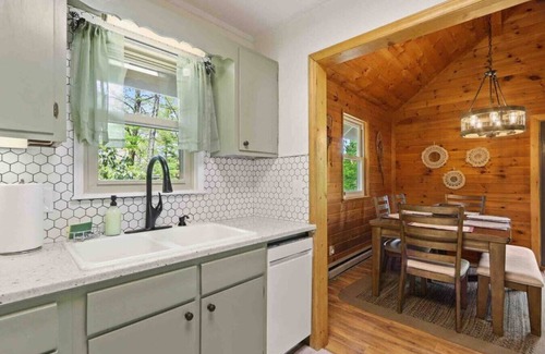 Charter Hills Cabin | Cabin w/large deck & hot tub