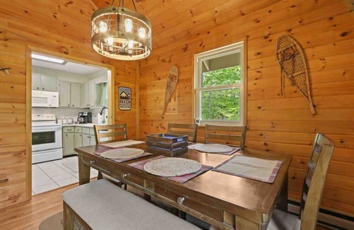Charter Hills Cabin | Cabin w/large deck & hot tub