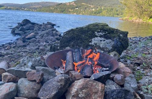 Fitjar Apartment | Cabin with a view to water