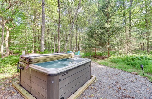 Albrightsville House | Cabin with Hot Tub about 8 Mi to Skiing in the Poconos!