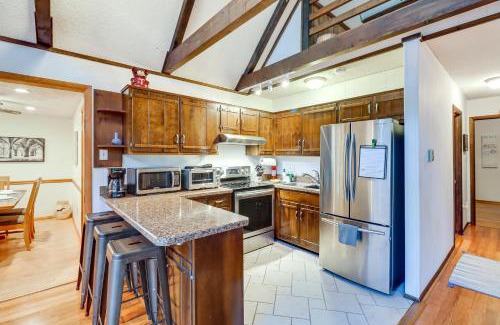 Albrightsville House | Cabin with Hot Tub about 8 Mi to Skiing in the Poconos!