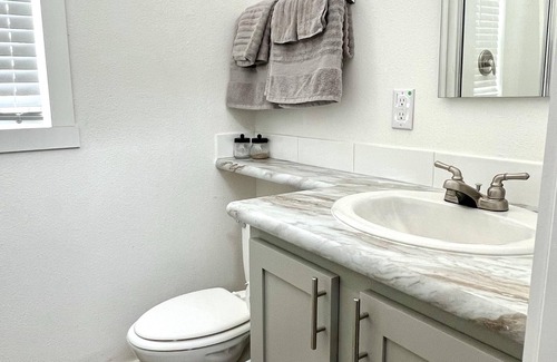 Southeast Houston Cabin | Cabin with Inclusive Resort Amenities - Enjoy the Houston Metro Area in a All Inclusive Cabin!