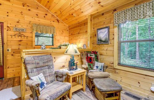Gatlinburg - Pigeon Forge House | Cabin with Private Hot Tub about 7 Mi to Pigeon Forge!