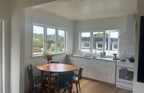Oneroa Cottage | Caesars Cottage - 5 minutes walk from heart of Waiheke Island