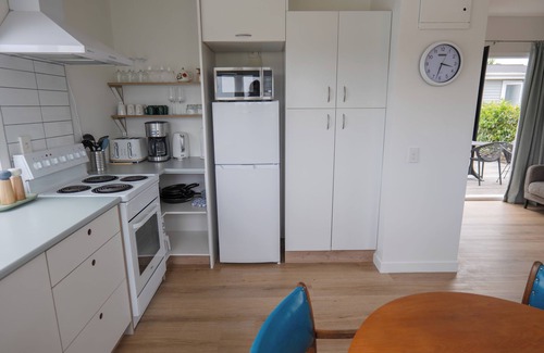 Oneroa Cottage | Caesars Cottage - 5 minutes walk from heart of Waiheke Island