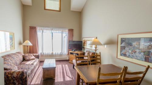 Sun Peaks Apartment | Cahilty Lodge