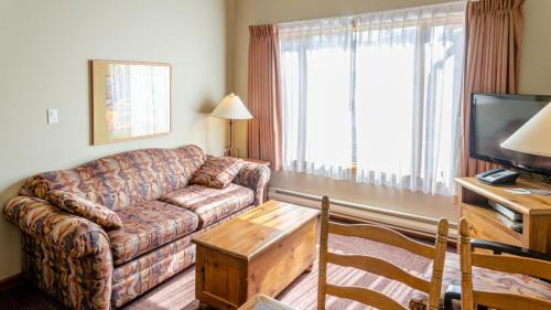 Sun Peaks Apartment | Cahilty Lodge