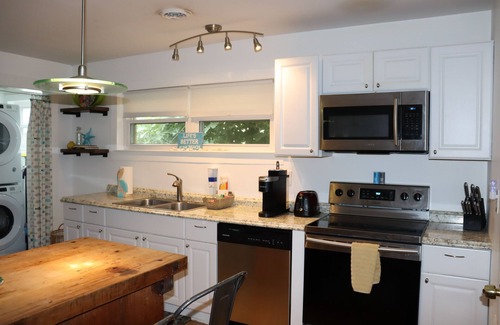 Wilmington Beach Cottage | Caicos Cottage! Between CB/KB towns Dog Friendly w/fenced yard, Parking - 3 cars