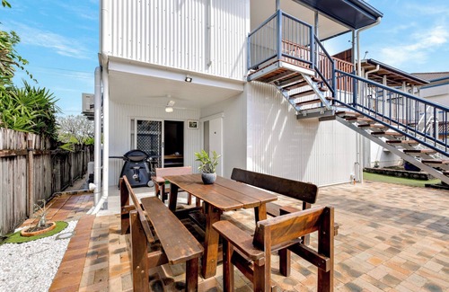 Cairns House | Cairns Central Walking Distance "Downstairs"
