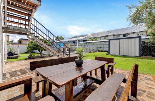 Cairns House | Cairns Central Walking Distance "Downstairs"