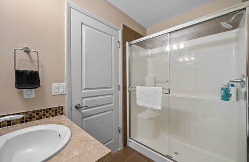 Beltline Apartment | Calgary Tower Views / King Bed 2BR with UG Parking, Downtown, Walk to Saddledome