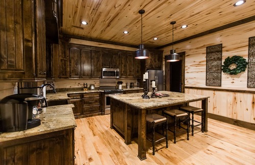 Broken Bow Cabin | Call It A Day- Brand NEW Pickleball Sport Court! Pool Table, Shuffleboard