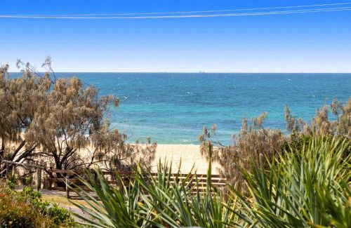 Shelly Beach House | Caloundra Retro Beach House in Front of Ocean