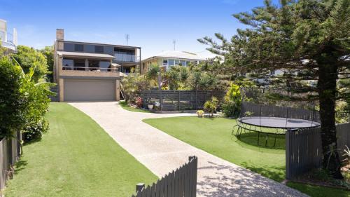 Shelly Beach House | Caloundra Retro Beach House in Front of Ocean