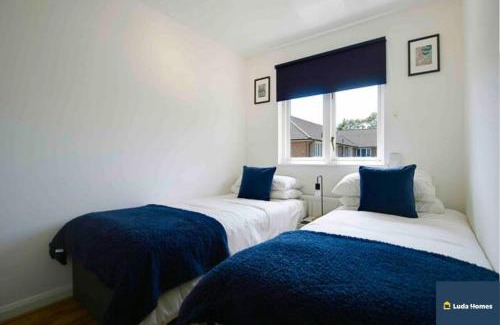 Camberley Apartment | Camberley Spacious and Comfy 3 Bedroom Home, Next to Frimley Hospital with Parking