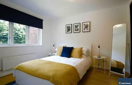 Camberley Apartment | Camberley Spacious and Comfy 3 Bedroom Home, Next to Frimley Hospital with Parking