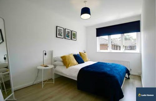 Camberley Apartment | Camberley Spacious and Comfy 3 Bedroom Home, Next to Frimley Hospital with Parking