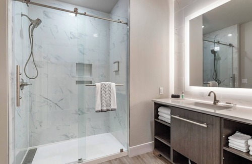 Woods Of Century Park Hotel | Cambria Hotel Austin Uptown Near The Domain