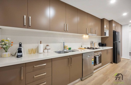 Camperdown Apartment | Camperdown Spacious Home: 2 Cars + Big Courtyard