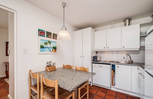 Camps Bay Apartment | Camps Bay Holiday Apartment w Private Pool CBT Palm Suite