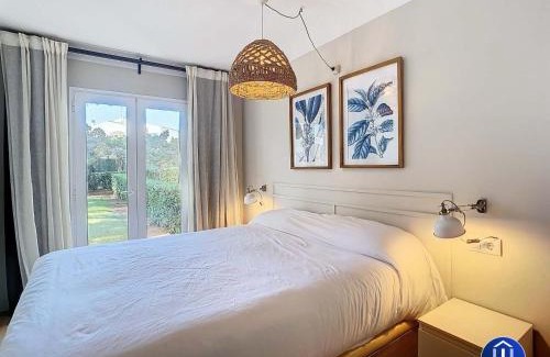 Cala'n Bosch Apartment | Can Alfredo, Apartamento Cala en Bosch con piscina, terraza y jardín privado