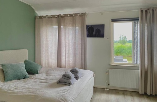 Berkhout House | Canal Side Cozy Home w/ Wood Burning Fireplace