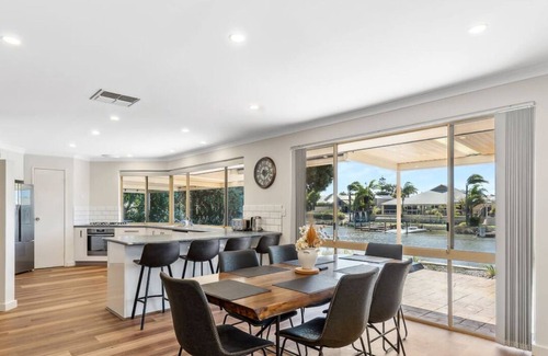 South Yunderup Apartment | Canal-Side Retreat with Private Jetty and Kayaks