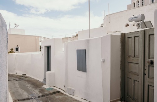 Karterados House | "Canava" White Cave Suite with indoor plunge pool jacuzzi