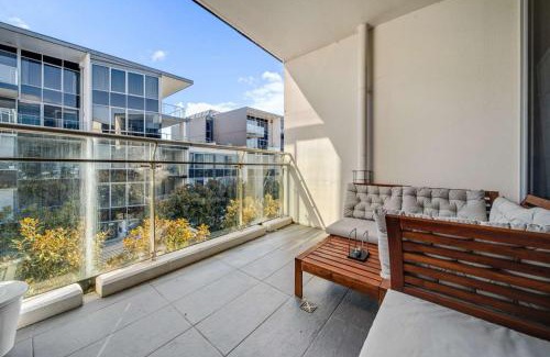 Kingston Apartment | Canberra Lakefront 2-Bed with Pool, Gym & Parking