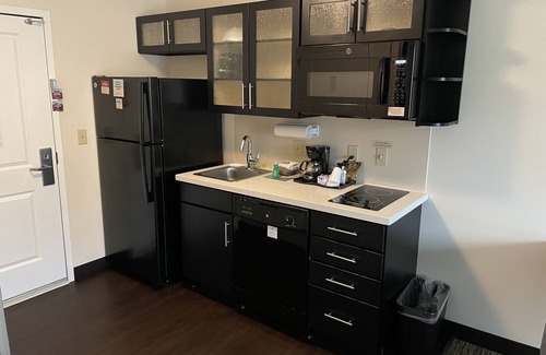 Chester Hotel | Candlewood Suites Chester - Philadelphia International Airport by IHG
