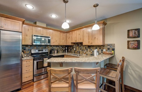 Town Centre Condo | Canmore Immaculate Corner Unit - Panoramic Mountain Views - Central Location