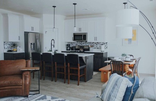 Washington House | Canyon Rest! Sleeps 10, Pool, Private Patio/Hottub
