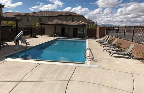 Washington House | Canyon Rest! Sleeps 10, Pool, Private Patio/Hottub