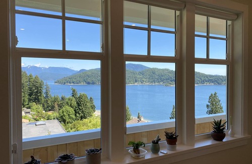 Granthams Landing House | Cape-Cod-Style Vacation Home in Gibsons with Spectacular Ocean Views
