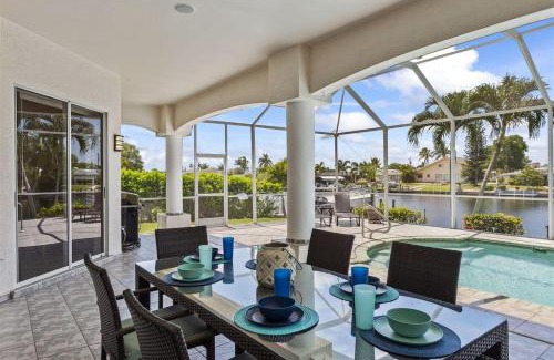 Caloosahatchee House | Cape Serenity- Luxury Waterfront Villa with Kayaks and Bikes