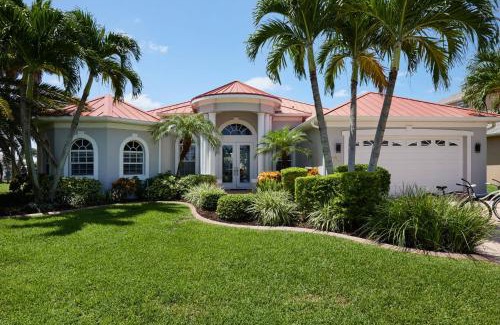 Caloosahatchee House | Cape Serenity- Luxury Waterfront Villa with Kayaks and Bikes