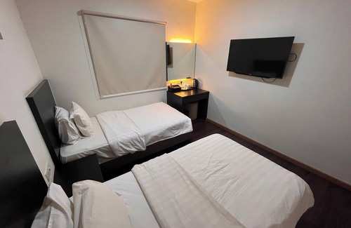 Bandar Baru Permas Jaya Hotel | Capital O 91074 Grand World Hotel