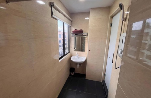 Bandar Baru Permas Jaya Hotel | Capital O 91074 Grand World Hotel