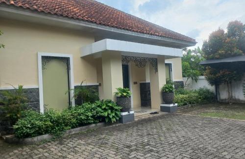 Purwokerto Hotel | Capital O 93872 Natura Guest House Syariah Near alun alun kota purwokerto