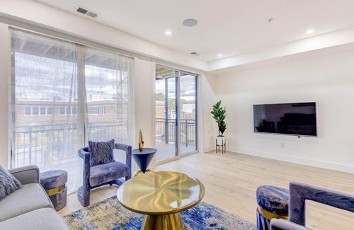 Petworth Apartment | Capitol View 3 Penthouse with Rooftop